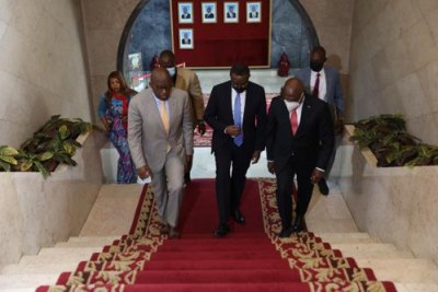 Christophe Lutundula, ministre congolais des Affaires étrangères de la RDC et Vincent Biruta, ministère des Affaires étrangères du Rwanda participent le 21/07/2022 à la réunion de la Commission mixte permanente entre la RDC et le Rwanda à Luanda.