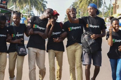 Un groupe de jeunes U-Reporters en Côte d'Ivoire. U-Report est une plateforme sociale créée par l'UNICEF, disponible via SMS, Facebook et Twitter, où les jeunes expriment leur opinion et sont des agents positifs du changement dans leurs communautés.