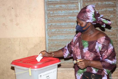 Une citoyenne béninoise dans un bureau de vote lors des élections présidentielles de 2021