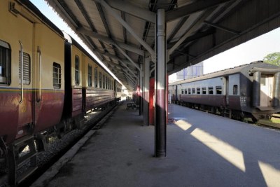 Des trains circulant dans la gare centrale de Dar es-Salaam.