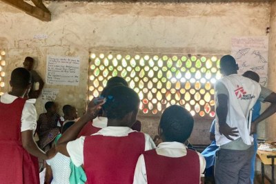 Les équipes MSF soutiennent le ministère de la Santé du Malawi pour la vaccination de près de 30 000 jeunes filles âgées de 9 à 14 ans contre le papillomavirus humain.