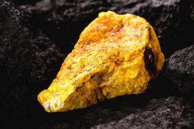 Minerai d'uranium. L'uranium naturel émet peu de radiation. (Image d'illustration)