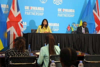 La ministre de l’Intérieur du Royaume-Uni, Suella Braverman, et le ministre rwandais des Affaires étrangères, le Dr Vincent Biruta, s’adressent aux journalistes après la signature de l’accord à Kigali le samedi 18 mars.
