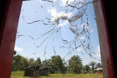 Fenêtre cassée par un impact de balle au Centre de Santé de Référence lors d’une attaque des forces négatives qui opèrent dans la région.