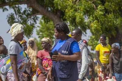 Des personnes déplacées par le conflit au Burkina Faso collectent des fournitures humanitaires dans l'est du pays.