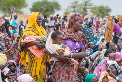 Des centaines de réfugiés soudanais reçoivent des kits de secours du HCR sur le site de Madjigilta dans la région du Ouaddaï au Tchad.