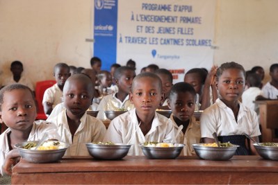 Les investissements Education Cannot Wait (ECW) fournis par le Programme alimentaire mondial (PAM) soutiennent des programmes de repas scolaires comme celui-ci pour atteindre les filles et les garçons les plus vulnérables.