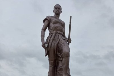 Statue de l'amazone qui trône majestueusement du haut de ses 30 mètres sur le boulevard de la Marina, au centre-ville, à Cotonou