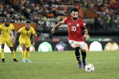 Mohammd Salah exécutant le pénalty qui a permis à l'Egypte d'arracher le point du match nul face à une équipe de Mozambique décomplexée
