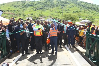 Président @CyrilRamaphosa lors du lancement du programme Welisizwe Rural Bridges, Ngilanyoni Sports Field, Mkhambathini
