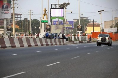 L'autoroute Fidel Castro pratiquement vide, à l'entrée de Kaloum, à Conakry, ce lundi 26 février 2024.