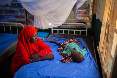 Hawa'u s'occupe de son fils pendant qu'il reçoit un traitement contre le paludisme dans le cadre de la guerre pédiatrique de MSF à Gummi. État de Zamfara, Nigeria, octobre 2023.